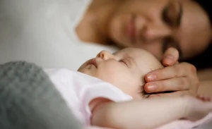 madre y bebe durmiendo