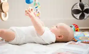 bebe jugando